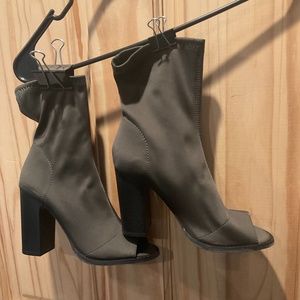 UO OPEN TOE OLIVE GREEN GLOVE BOOTS 6